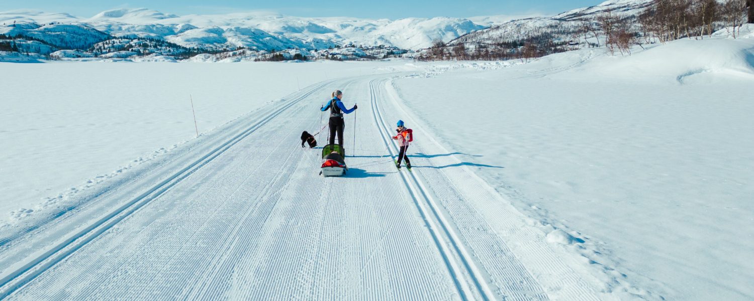 Famile på langrennstur i Vågsli