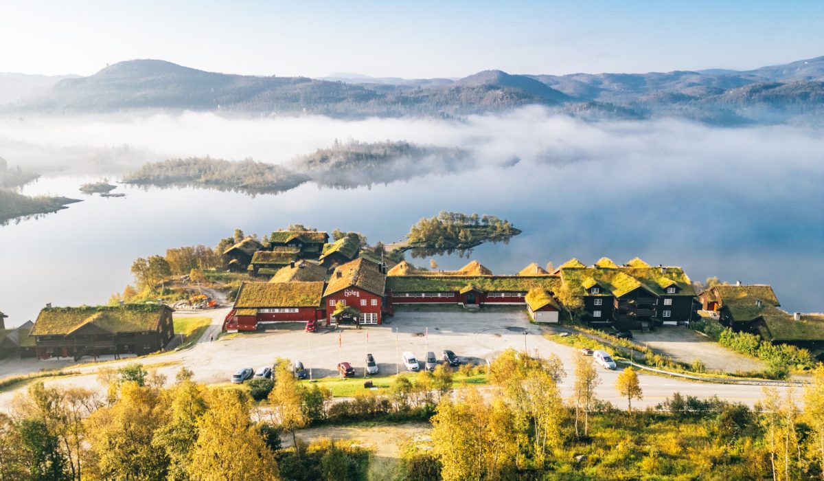 hotell ved en innsjø på fjellet