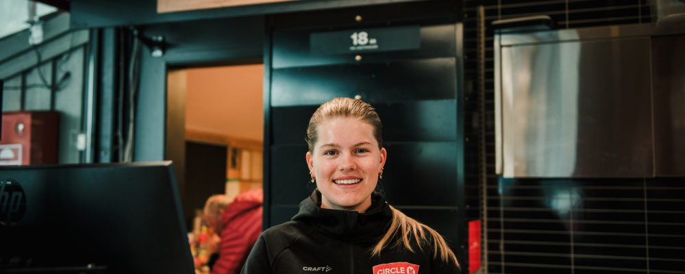 Malin seier det er viktig for ho å vere hyggeleg mot all ho møter i jobben.