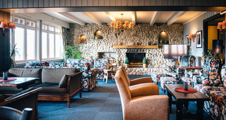 salong med peisestue inne på et hotell